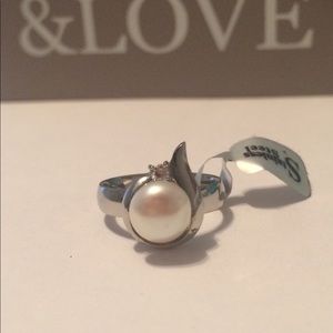 Pearl imitation ring. With a little cz.Drop style